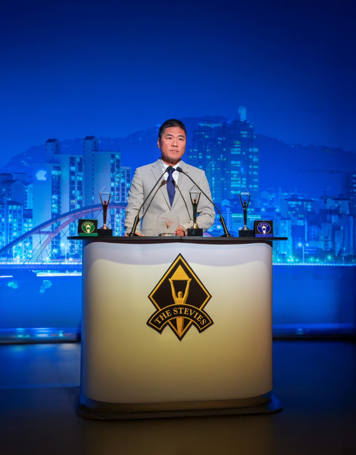 &Ocirc;ng Tạ Ngọc Đa, Ph&oacute; Tổng gi&aacute;m đốc ROX Group nhận Giải V&agrave;ng Stevie Awards 2025.