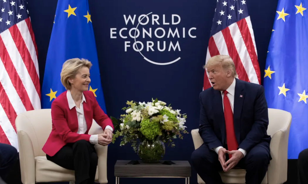 Chủ tịch Ủy ban châu Âu (EC) Ursula von der Leyen (trái) gặp Tổng thống Mỹ Donald Trump tại Diễn đàn Kinh tế Thế giới (WEF) ở Davos, Thụy Sỹ vào tháng 1/2020 - Ảnh: AP.
