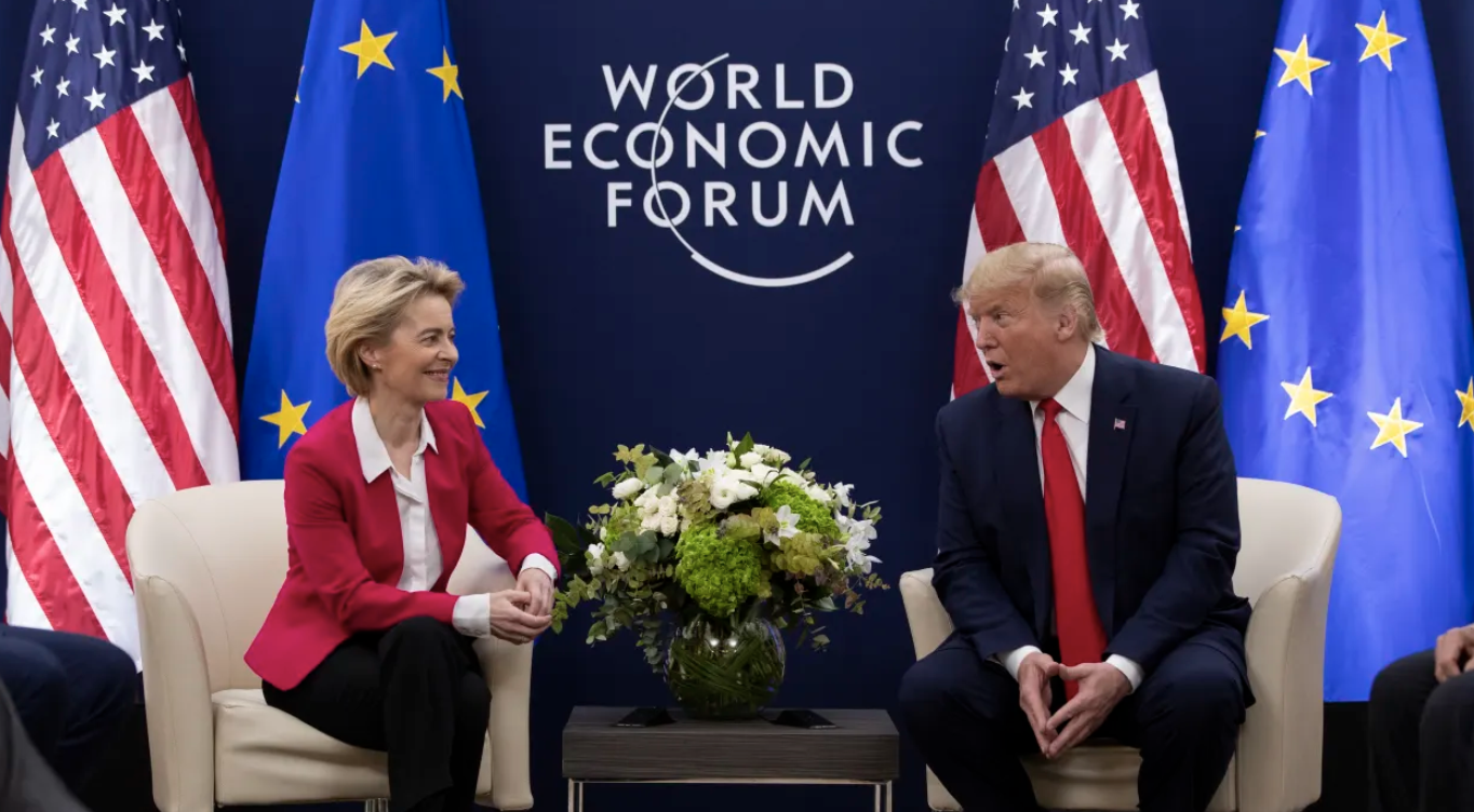 Chủ tịch Ủy ban châu Âu (EC) Ursula von der Leyen (trái) gặp Tổng thống Mỹ Donald Trump tại Diễn đàn Kinh tế Thế giới (WEF) ở Davos, Thụy Sỹ vào tháng 1/2020 - Ảnh: AP.