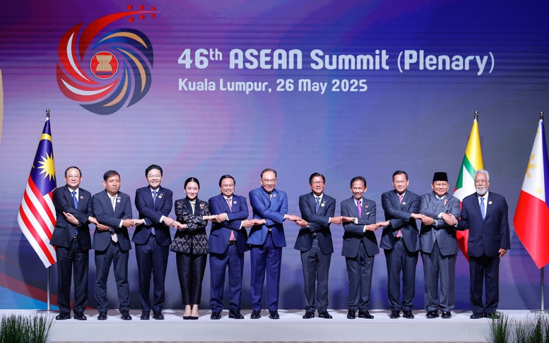 Prime Minister Pham Minh Chinh (fiith from left)  and leaders of other ASEAN member states at the 46th ASEAN Summit in Kuala Lumpur. (Photo: VGP)