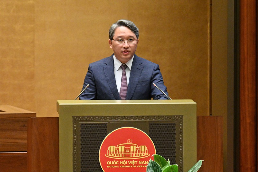 Bộ trưởng Bộ Tư pháp Nguyễn Hải Ninh trình bày trước Quốc hội. Ảnh: MOJ.