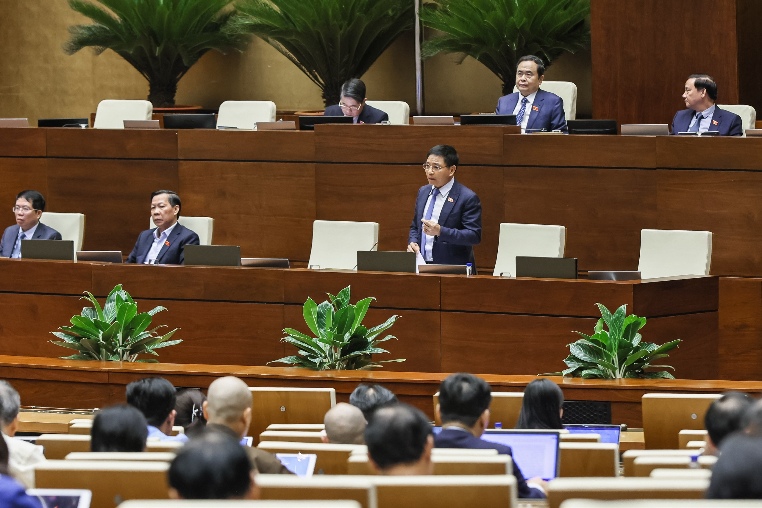 Bộ trưởng Bộ Tài chính Nguyễn Văn Thắng giải trình, làm rõ việc đề xuất nâng mức dự phòng ngân sách từ 4% lên 5%.