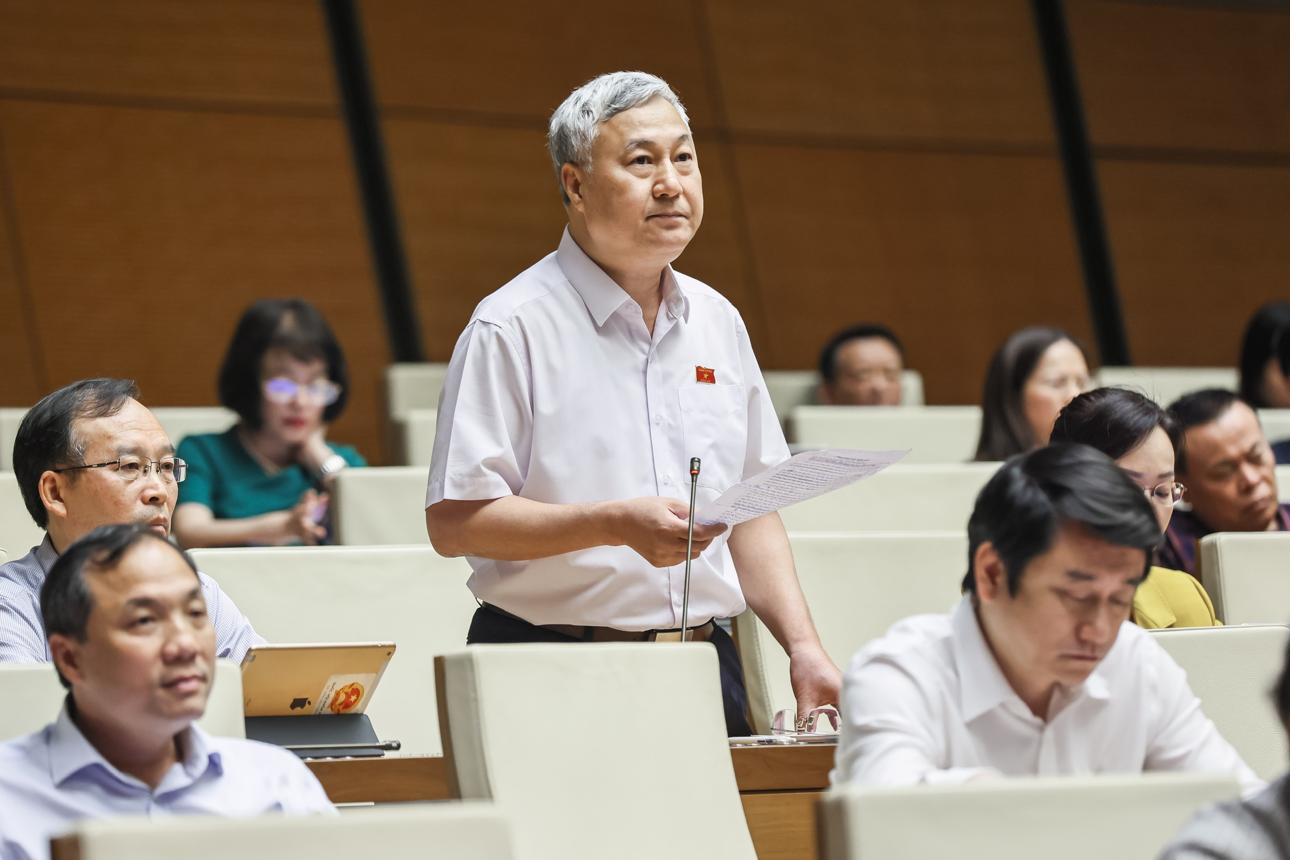 Đại biểu Trần Văn L&acirc;m, đo&agrave;n Bắc Giang