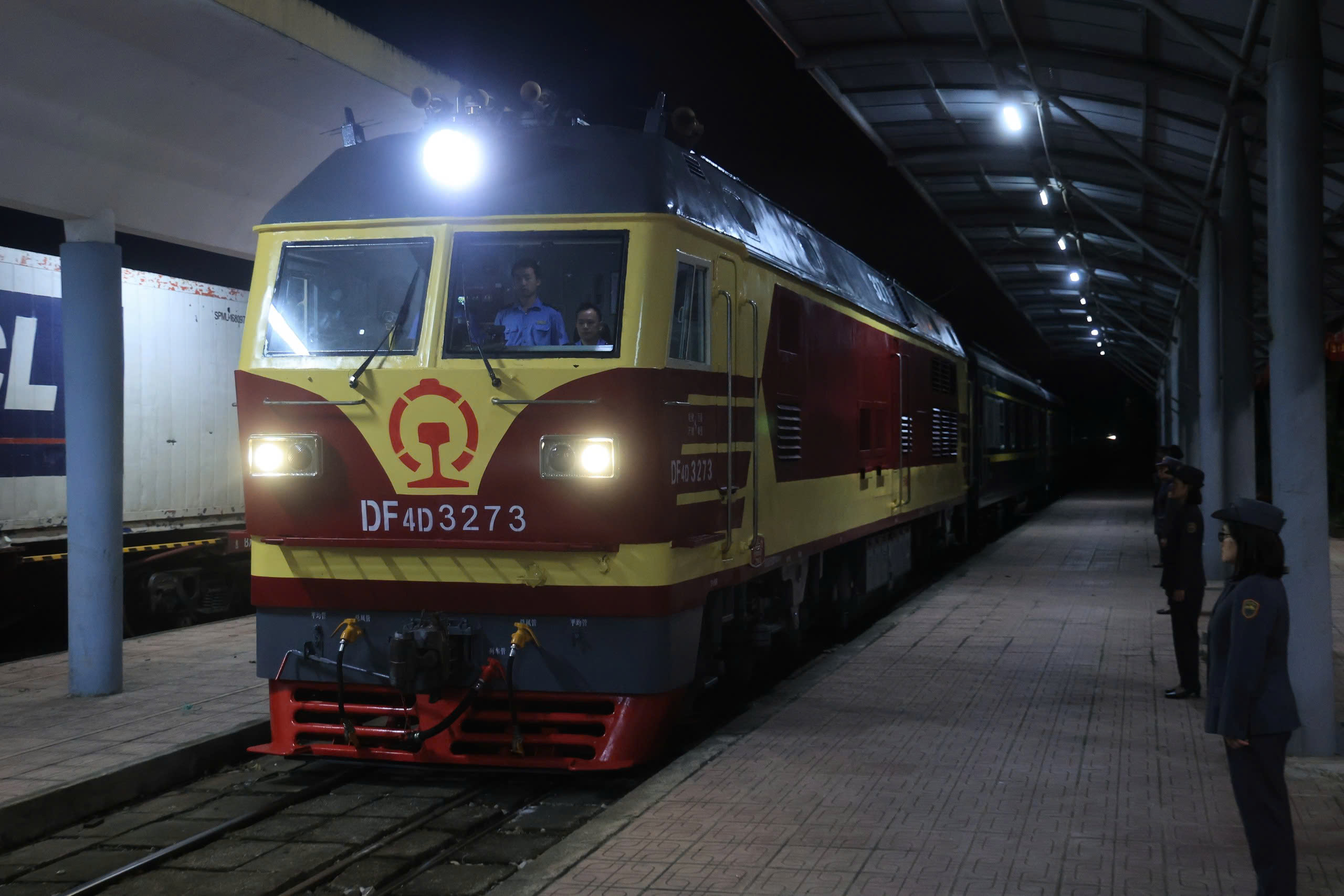 Khoảng 11h30, ng&agrave;y 25/5, đo&agrave;n t&agrave;u li&ecirc;n vận Việt - Trung đ&atilde; cập bến Ga Đồng Đăng.