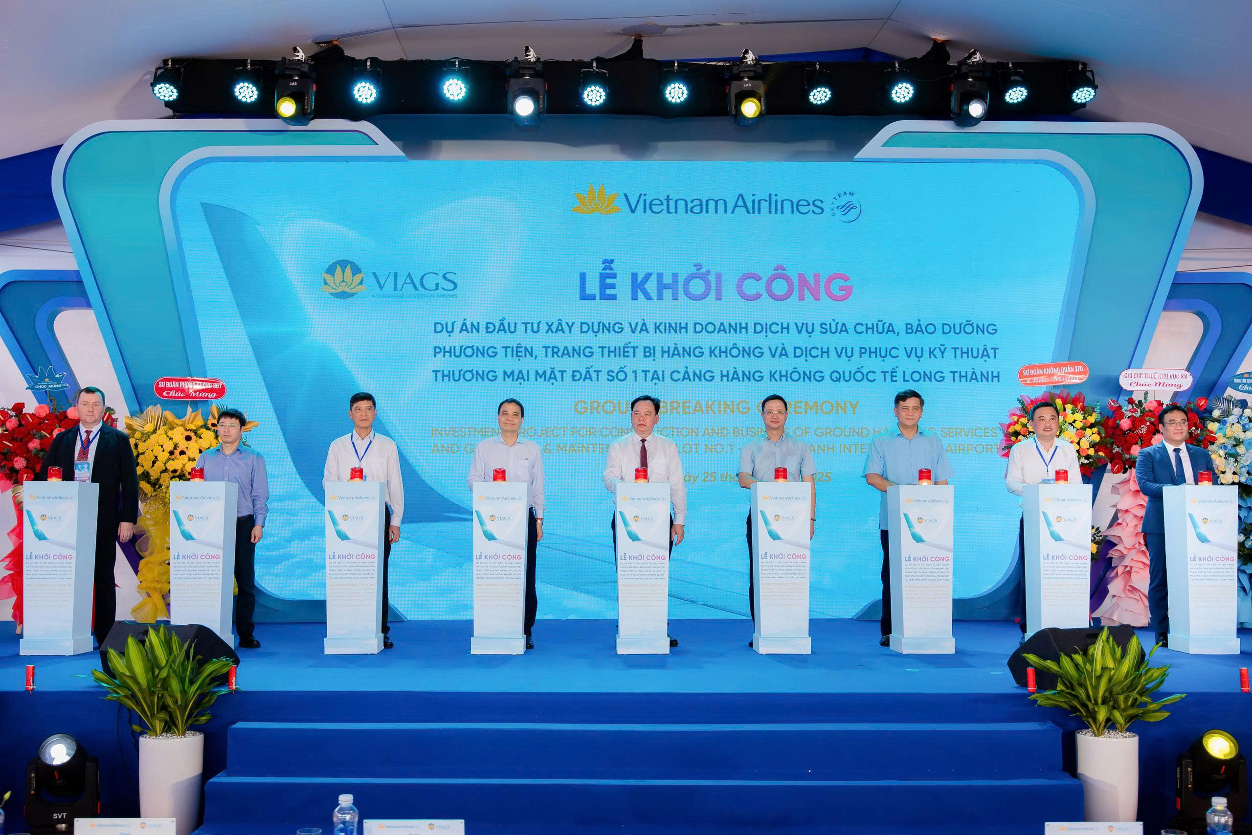 Các đại biểu thực hiện nghi thức khởi công dự án đầu tiên trong hệ sinh thái dịch vụ hàng không của Vietnam Airlines tại Cảng Hàng không Quốc tế Long Thành. 