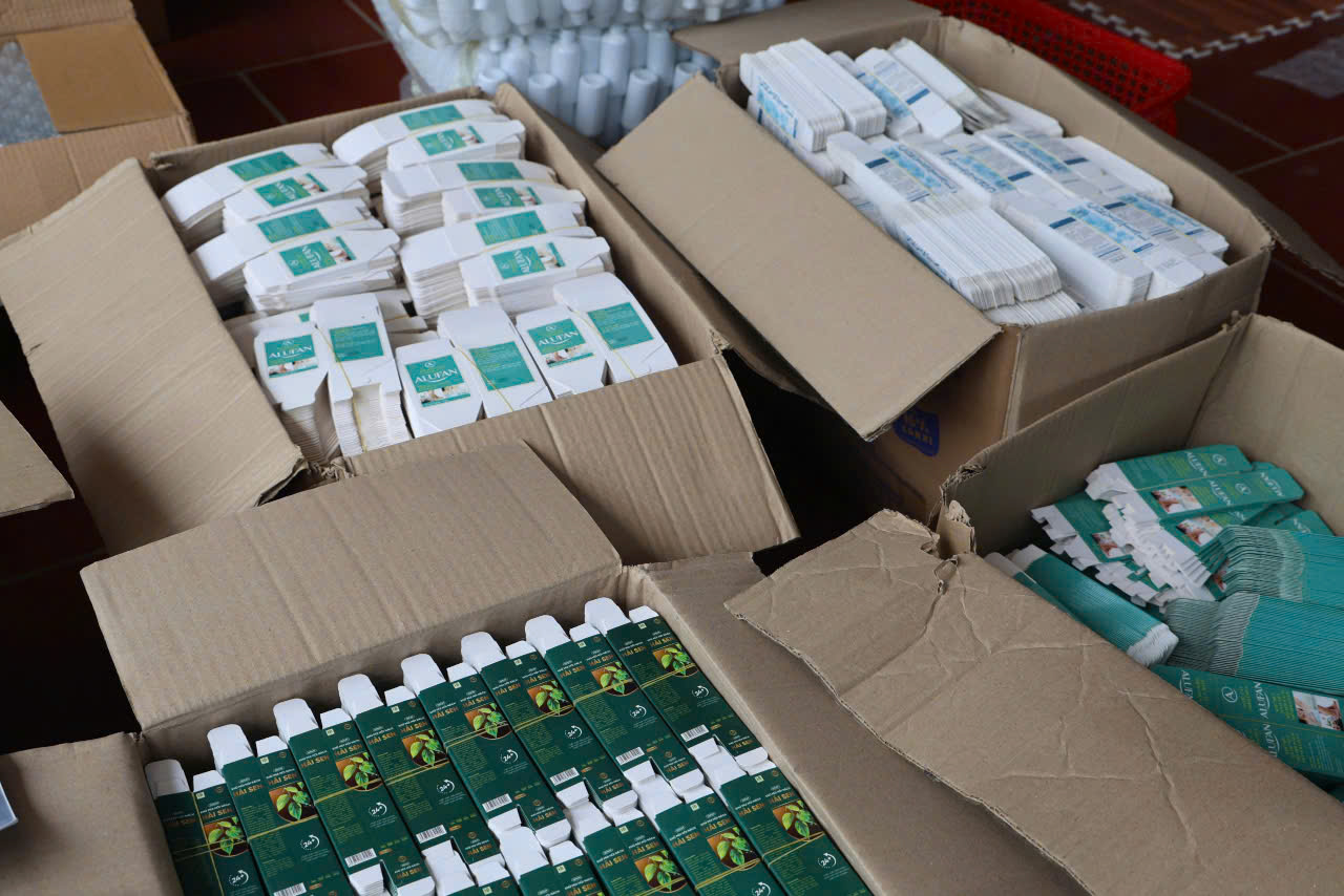 C&ocirc;ng an tỉnh Bắc Giang đ&atilde; triệt ph&aacute; một cơ sở sản xuất, bu&ocirc;n b&aacute;n số lượng cực lớn mỹ phẩm giả.