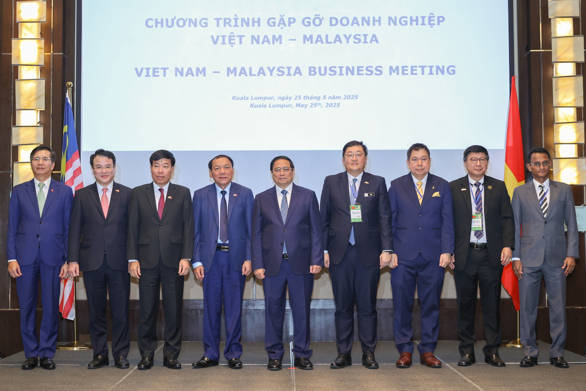 Thủ tướng chụp ảnh lưu niệm cùng các đại biểu dự chương trình - Ảnh: VGP