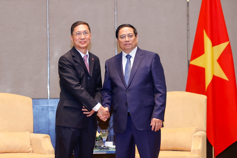 Prime Minister Pham Minh Chinh (R) and Dato' Chow Chee Wah, Chairman of Gamuda Land, at their meeting in Kuala Lumpur on May 25. (Photo: VGP)