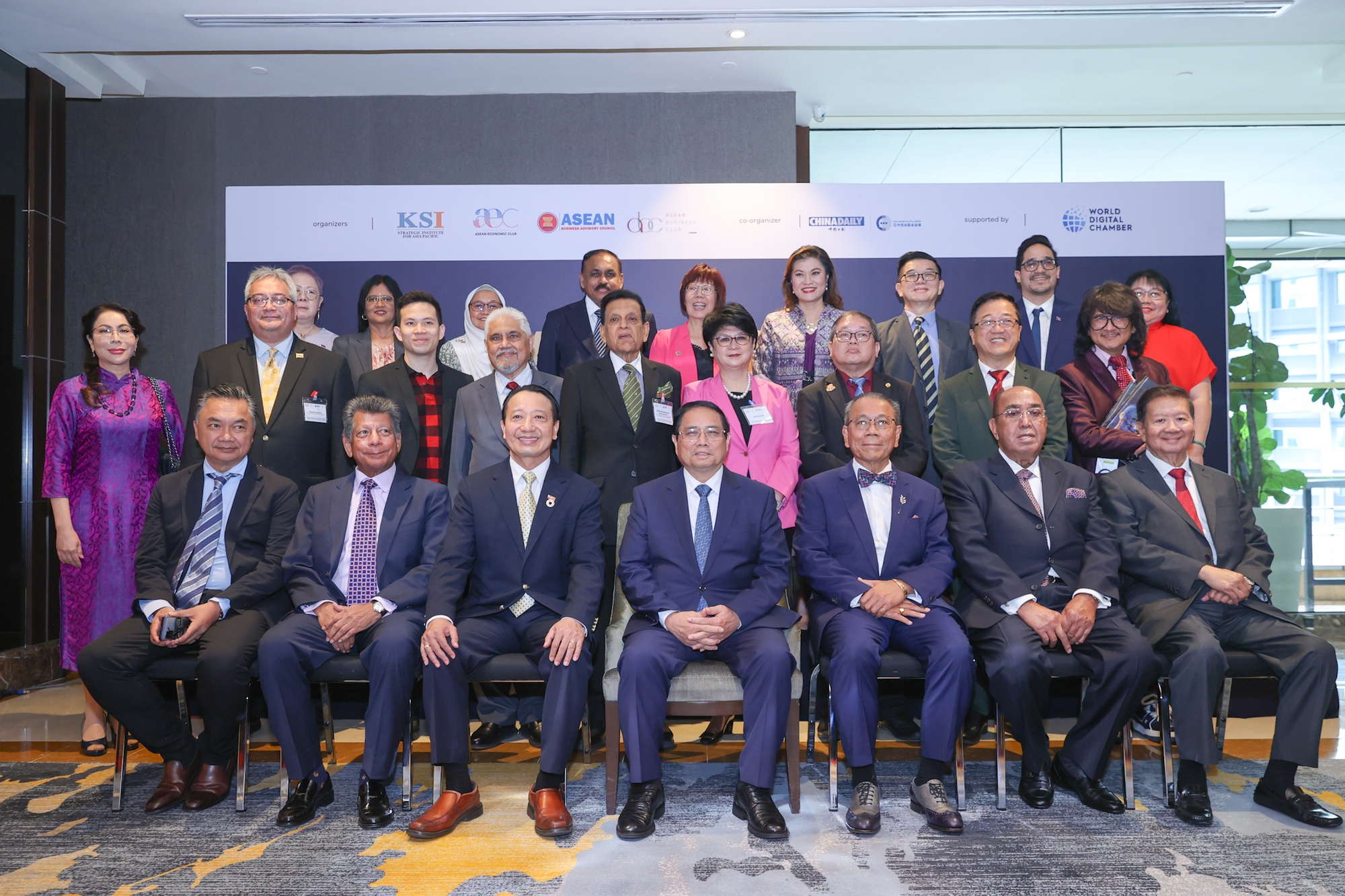 Thủ tướng chụp ảnh lưu niệm với c&aacute;c đại biểu dự Diễn đ&agrave;n - Ảnh: VGP