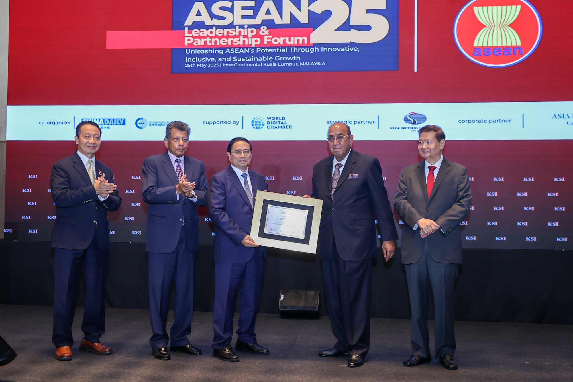 Viện KSI vinh danh Thủ tướng Phạm Minh Ch&iacute;nh l&agrave; Nh&agrave; L&atilde;nh đạo ASEAN ti&ecirc;u biểu năm 2025 - Ảnh: VGP