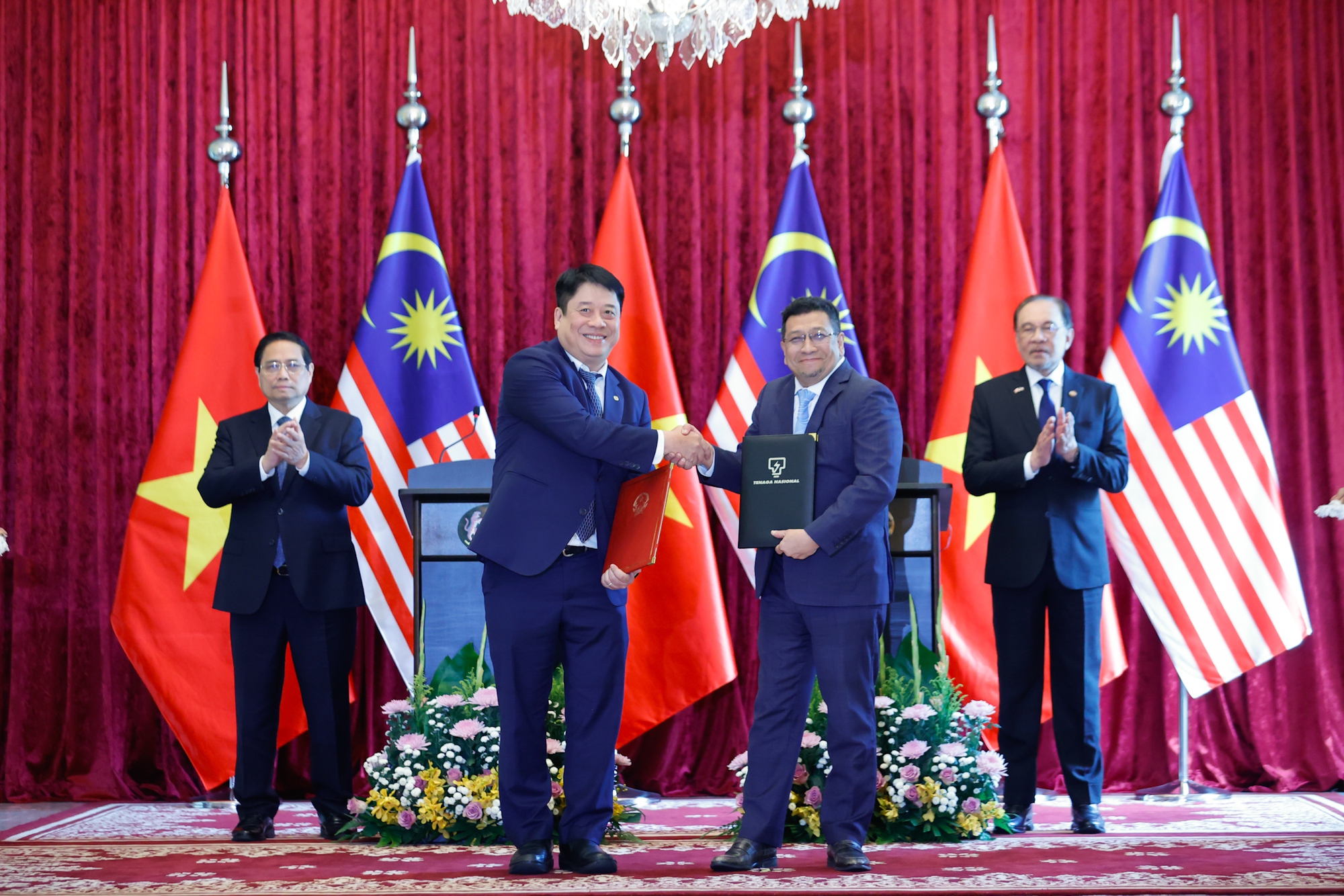 Thủ tướng Phạm Minh Chính và Thủ tướng Malaysia Anwar Ibrahim chứng kiến trao Bản ghi nhớ giữa Tập đoàn Điện lực Việt Nam và Tập đoàn Điện lực Malaysia - Ảnh: VGP