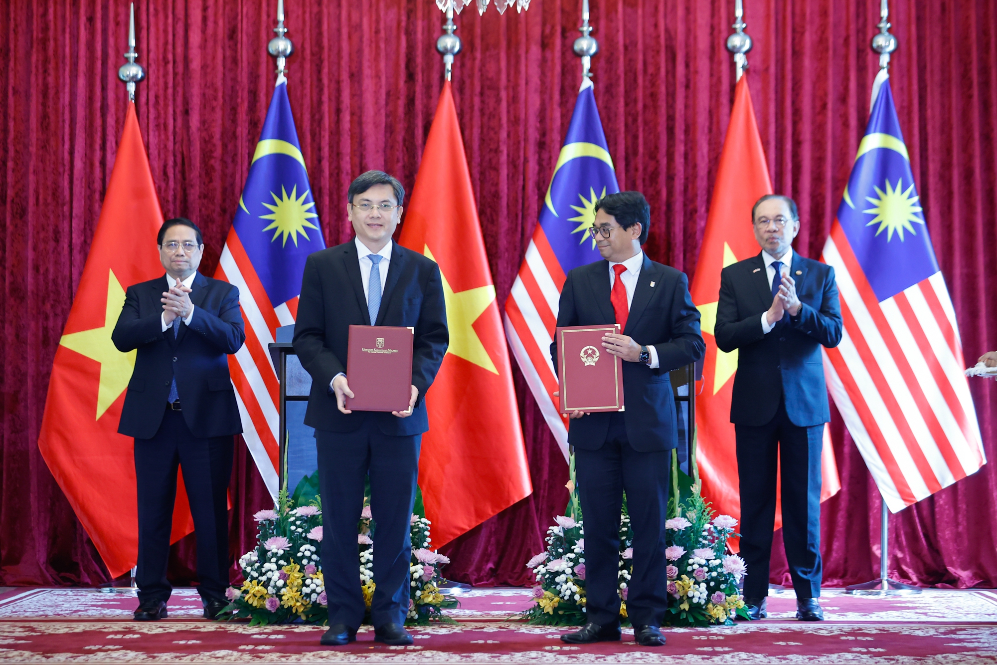 Thủ tướng Phạm Minh Ch&iacute;nh v&agrave; Thủ tướng Malaysia Anwar Ibrahim chứng kiến trao &Yacute; định thư hợp t&aacute;c giữa Đại học Quốc gia Th&agrave;nh phố Hồ Ch&iacute; Minh v&agrave; Đại học Quốc gia Malaysia - Ảnh: VGP