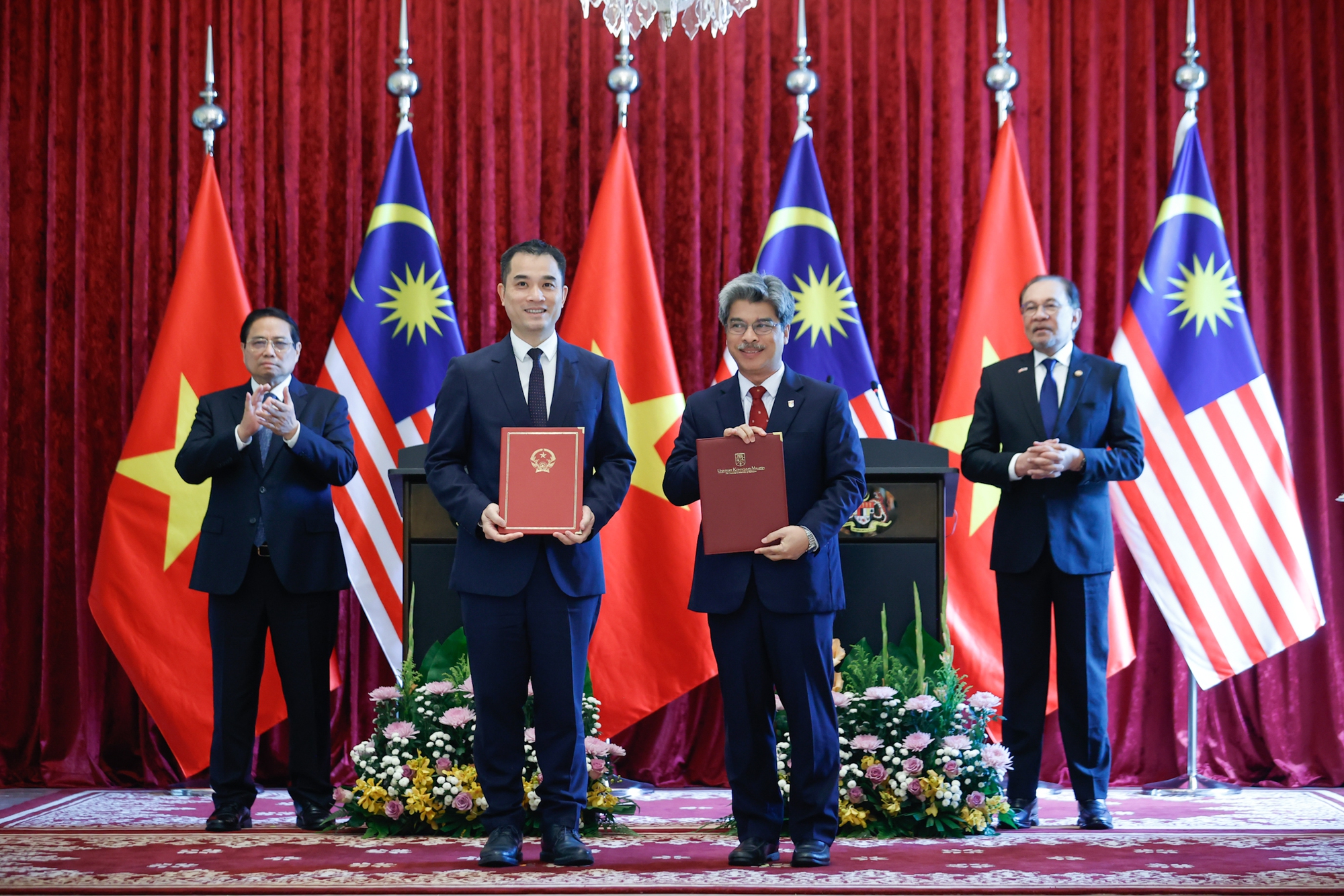 Thủ tướng Phạm Minh Ch&iacute;nh v&agrave; Thủ tướng Malaysia Anwar Ibrahim chứng kiến trao &Yacute; định thư hợp t&aacute;c giữa Đại học Quốc gia H&agrave; Nội v&agrave; Đại học Quốc gia Malaysia - Ảnh: VGP