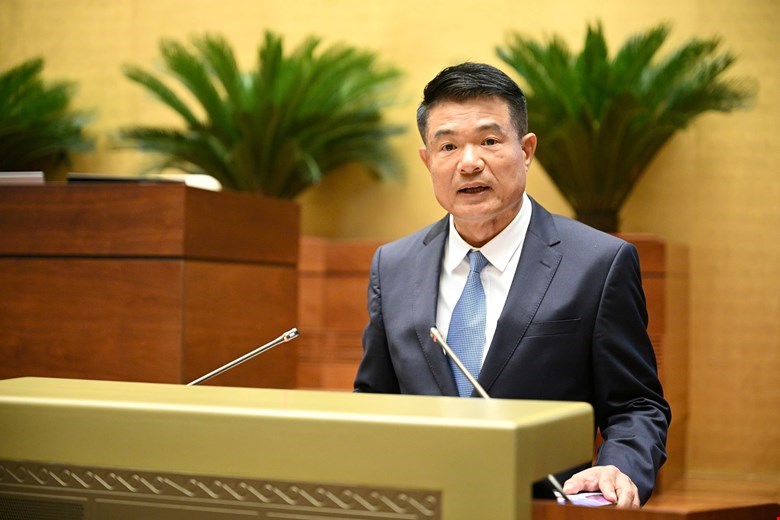 Viện trưởng Viện kiểm sát nhân dân tối cao Nguyễn Huy Tiến trình bày tờ trình. Ảnh: Quochoi.vn.