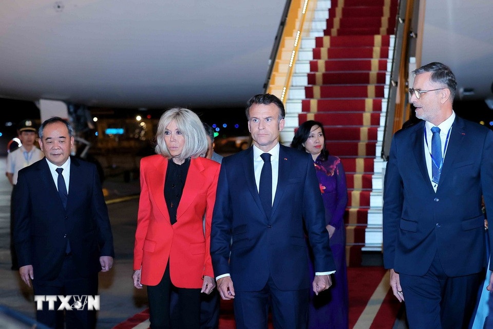 Tổng thống Ph&aacute;p Emmanuel Macron v&agrave; Phu nh&acirc;n tại S&acirc;n bay quốc tế Nội B&agrave;i - Ảnh: TTXVN