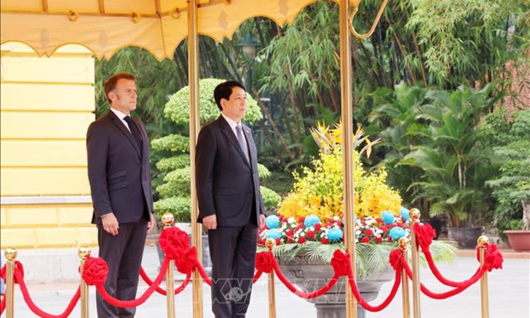 Chủ tịch nước Lương Cường và Tổng thống Pháp Emmanuel Macron nghe quân nhạc cử Quốc thiều hai nước - Ảnh: TTXVN