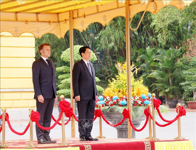 Chủ tịch nước Lương Cường và Tổng thống Pháp Emmanuel Macron nghe quân nhạc cử Quốc thiều hai nước - Ảnh: TTXVN