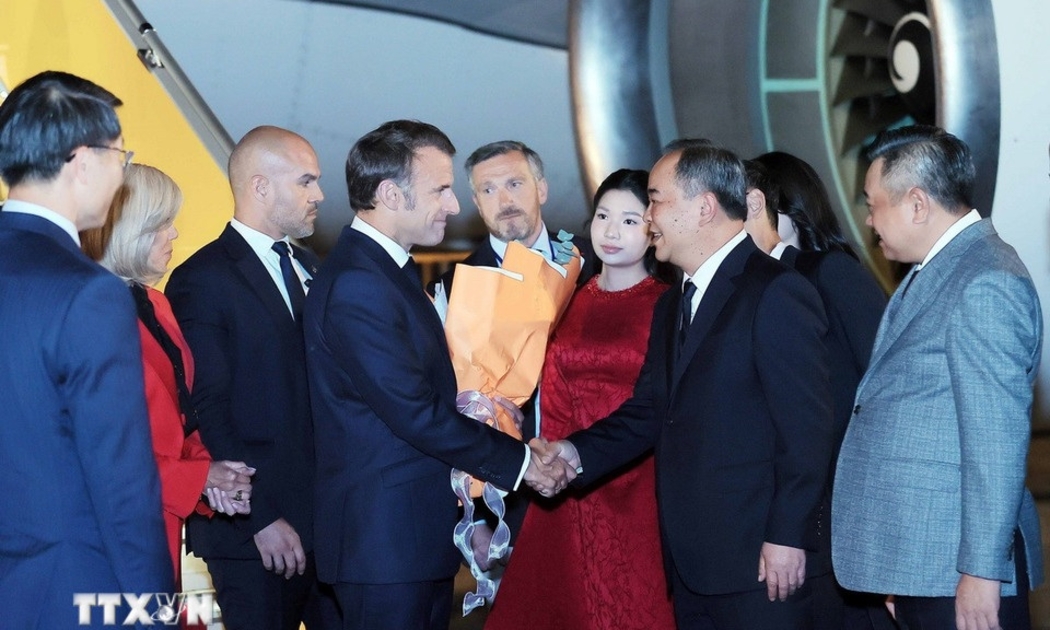 Tổng thống Pháp Emmanuel Macron và Phu nhân đến Hà Nội, bắt đầu thăm cấp Nhà nước tới Việt Nam - Ảnh: TTXVN