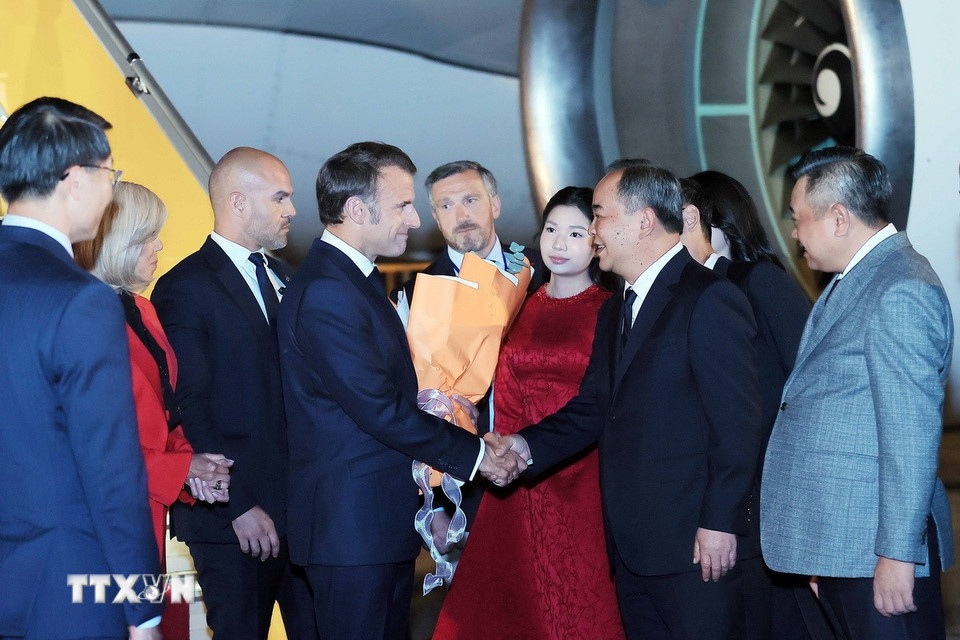 Tổng thống Pháp Emmanuel Macron và Phu nhân đến Hà Nội, bắt đầu thăm cấp Nhà nước tới Việt Nam - Ảnh: TTXVN