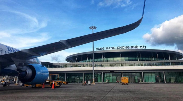 Sân bay Phù Cát (Bình Định) hiện đã xuống cấp, sức chịu tải thấp và hiện chỉ bảo đảm khai thác máy bay tầm trung A320/321 và tương đương. Ảnh: Nhật Quang