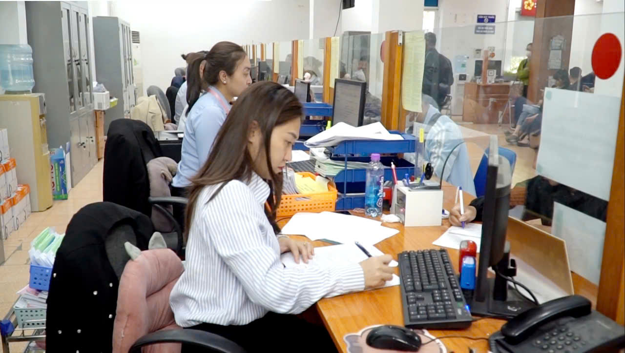 Giải quyết thủ tục hưởng trợ cấp thất nghiệp cho người lao động. Ảnh: TH. 