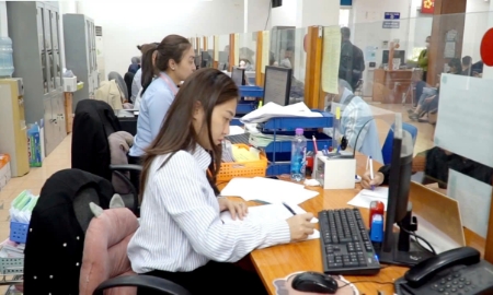Giải quyết thủ tục hưởng trợ cấp thất nghiệp cho người lao động. Ảnh: TH.