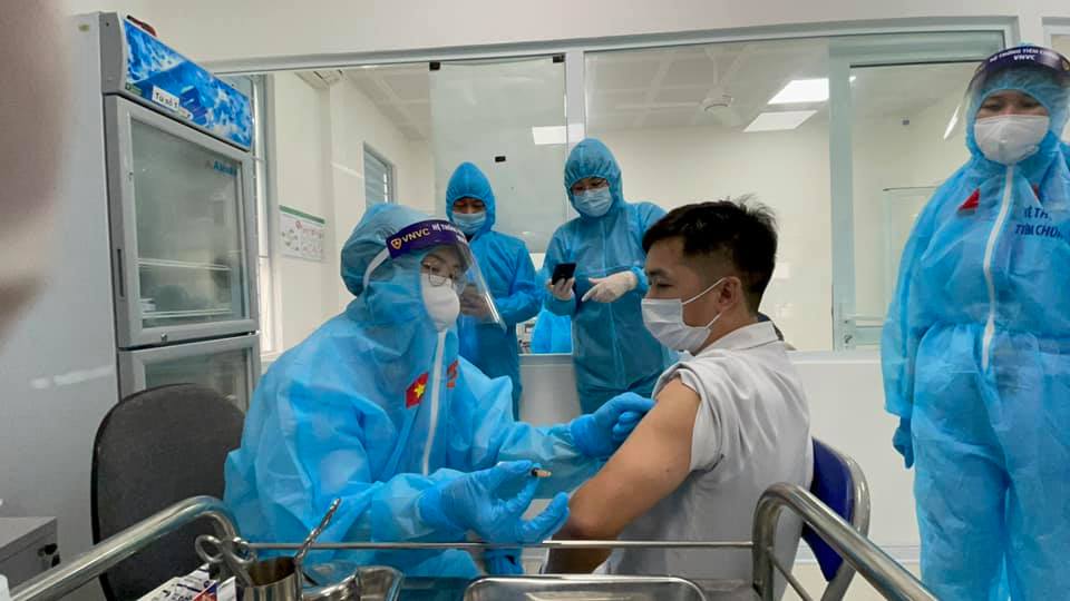 Tiêm vaccine phòng Covid-19. Ảnh: Tuấn Dũng.