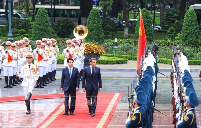 Chủ tịch nước Lương Cường v&agrave; Tổng thống Ph&aacute;p Emmanuel Macron duyệt Đội danh dự Qu&acirc;n đội nh&acirc;n d&acirc;n Việt Nam - Ảnh: TTXVN