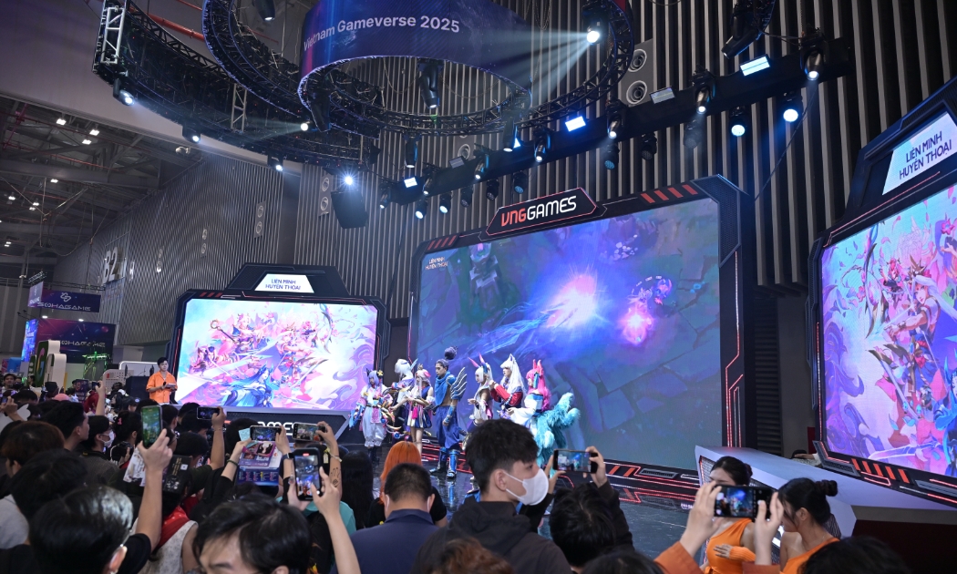 Ngoài các gian hàng chơi game, Vietnam Gameverse 2025 thu hút hàng nghìn các bạn trẻ tham gia trải nghiệm, tìm hiểu cơ hội phát triển nghề nghiệp...