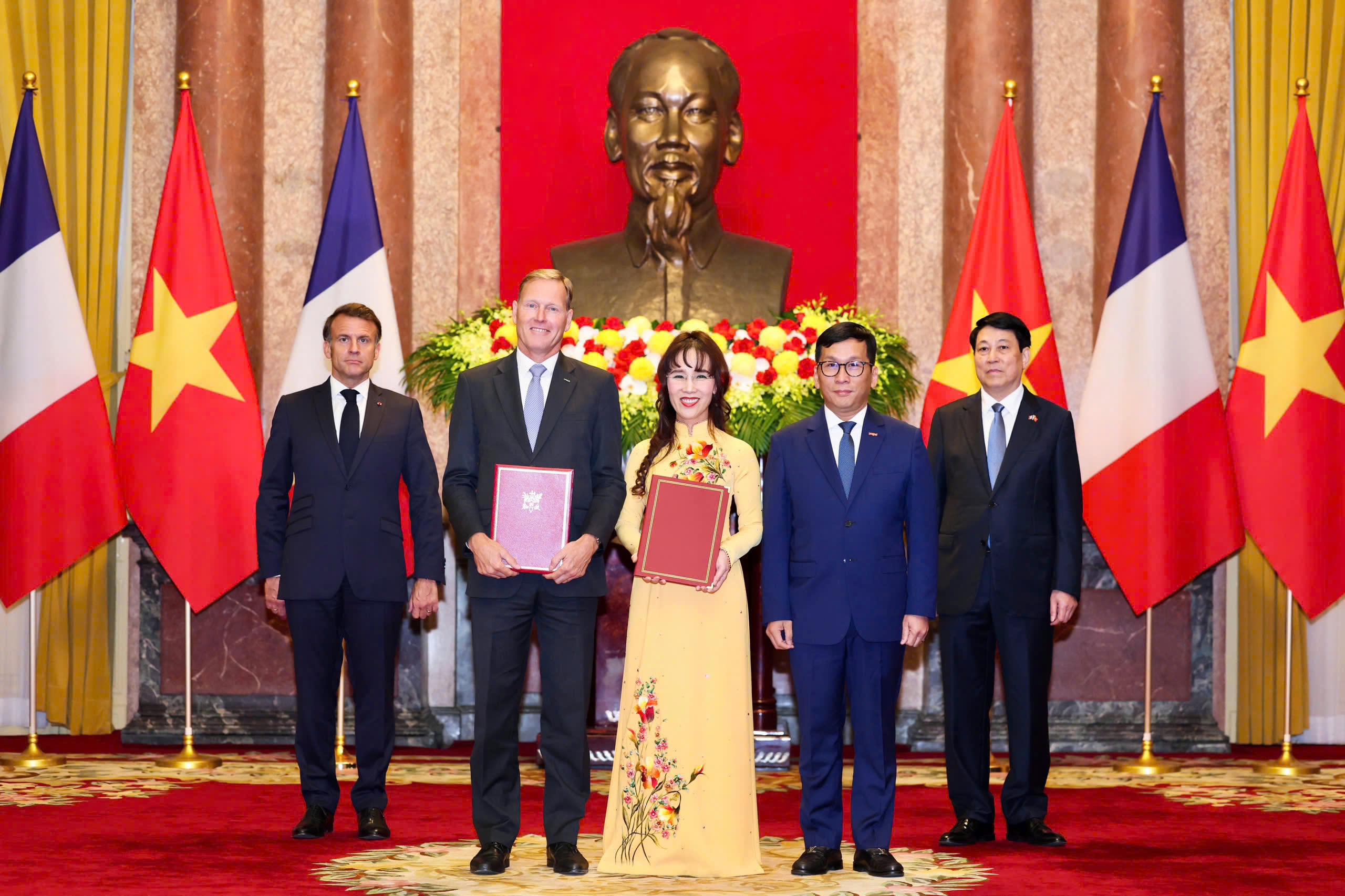 Chủ tịch nước Lương Cường và Tổng thống Pháp Emmanuel Macron chụp ảnh lưu niệm Lễ ký kết giữa Vietjet Air với Airbus. 