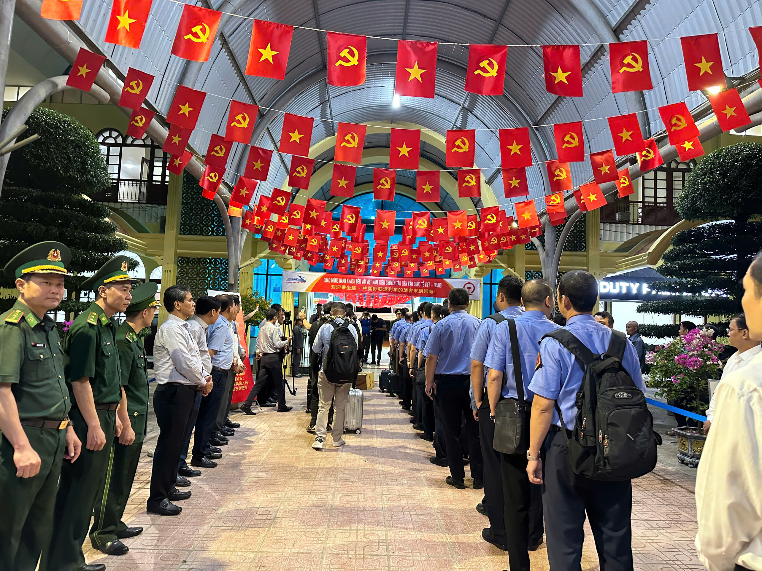 Tham dự chương tr&igrave;nh c&oacute; l&atilde;nh đạo Tổng C&ocirc;ng ty Đường sắt Việt Nam; l&atilde;nh đạo, c&aacute;n bộ Ga đường sắt quốc tế Đồng Đăng...