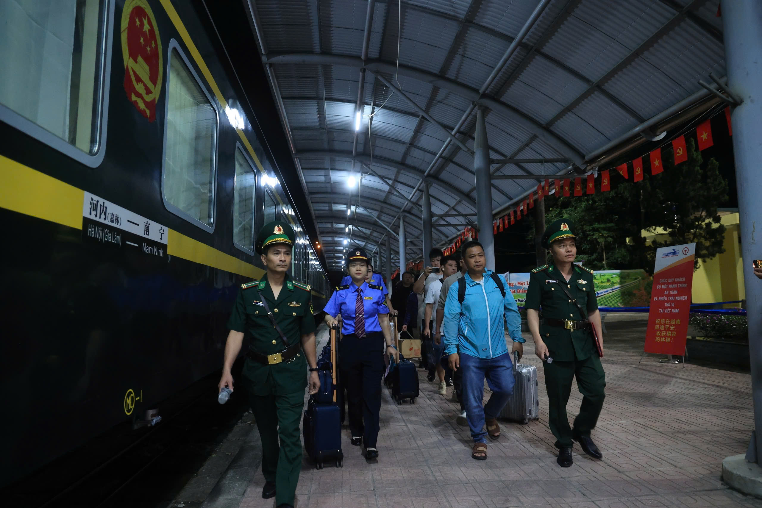 Đoàn khách Trung Quốc cập bến Việt Nam thông qua tàu liên vận quốc tế Việt - Trung. Ảnh minh hoạ