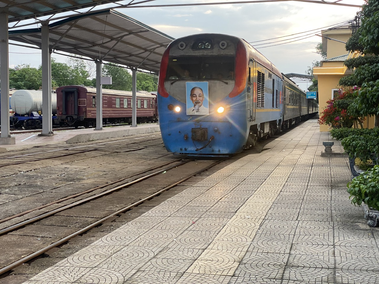 Khoảng 5h ng&agrave;y 26/5, đo&agrave;n t&agrave;u li&ecirc;n vận kết th&uacute;c h&agrave;nh tr&igrave;nh tại ga Gia L&acirc;m (H&agrave; Nội)