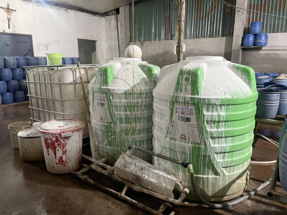 Hóa ch&acirc;́t được pha trong thùng lớn đ&ecirc;̉ nu&ocirc;i giá đ&ocirc;̃&nbsp;