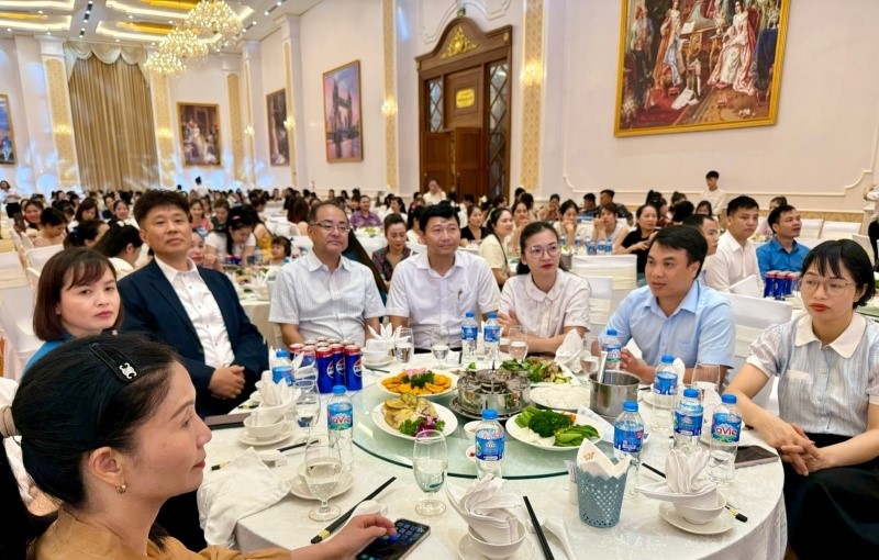 Toàn cảnh tiệc liên hoan. Ảnh Thanh Huê