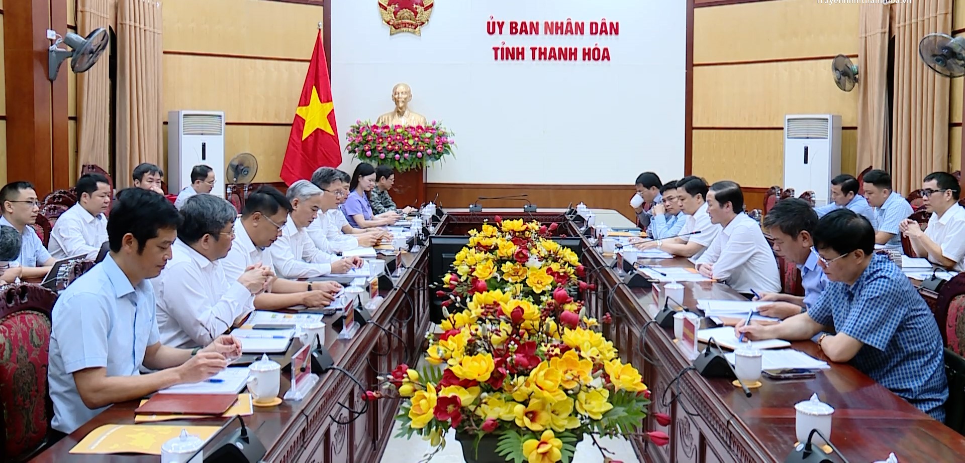 To&agrave;n cảnh buổi l&agrave;m việc