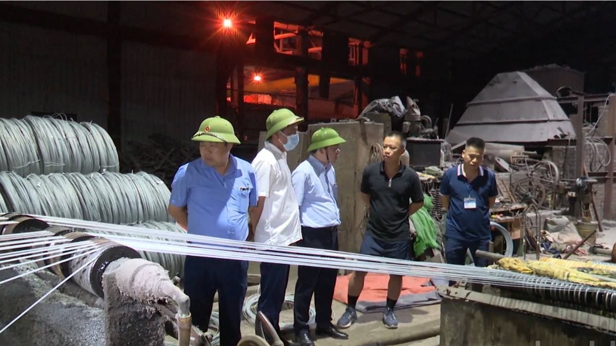 Cơ sở mạ thép tại cụm công nghiệp Châu Khê, TP. Từ Sơn vừa bị kiểm tra, xử phạt