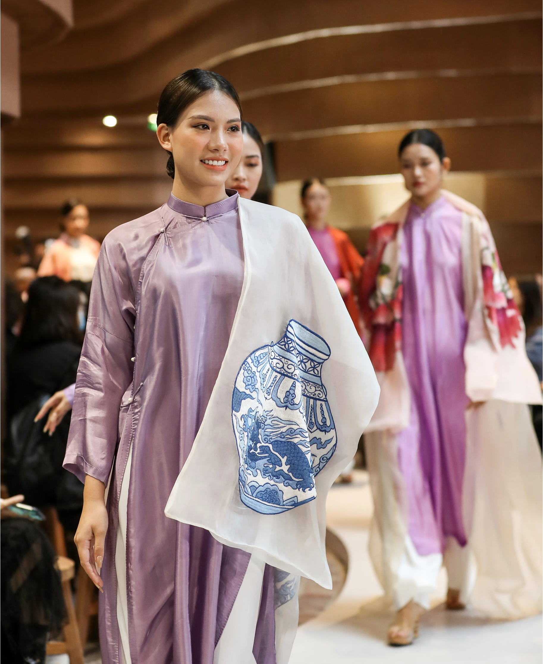 Vải lụa với họa tiết th&ecirc;u tay lấy cảm hứng từ men gốm B&aacute;t Tr&agrave;ng của NTK Vũ Việt H&agrave;, Việt Nam.