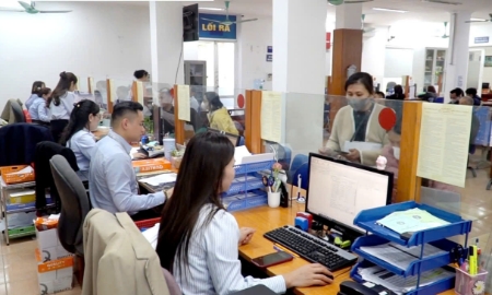 Giải quyết thủ tục hưởng bảo hiểm thất nghiệp cho người lao động. Ảnh: ND.