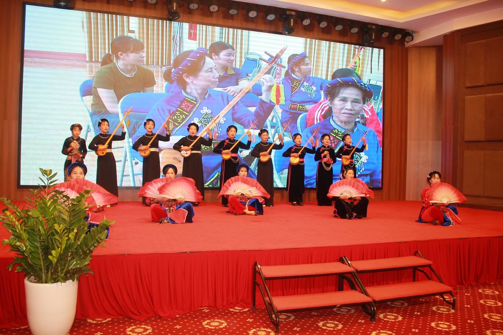 Đồng bào dân tộc Tày biểu diễn văn nghệ tại hội nghị. Ảnh: CK.