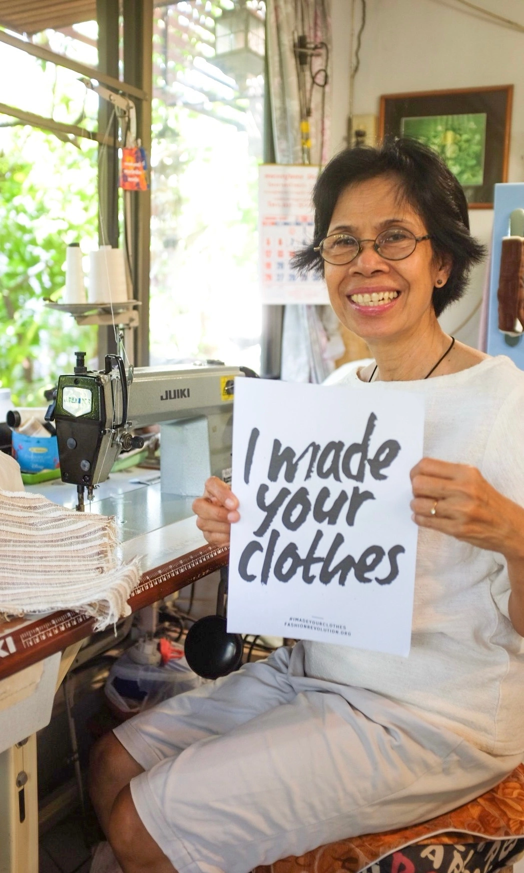 Thương hiệu Folkcharm Th&aacute;i Lan hợp t&aacute;c với những người n&ocirc;ng d&acirc;n trồng b&ocirc;ng tự nhi&ecirc;n v&agrave; thợ thủ c&ocirc;ng địa phương.