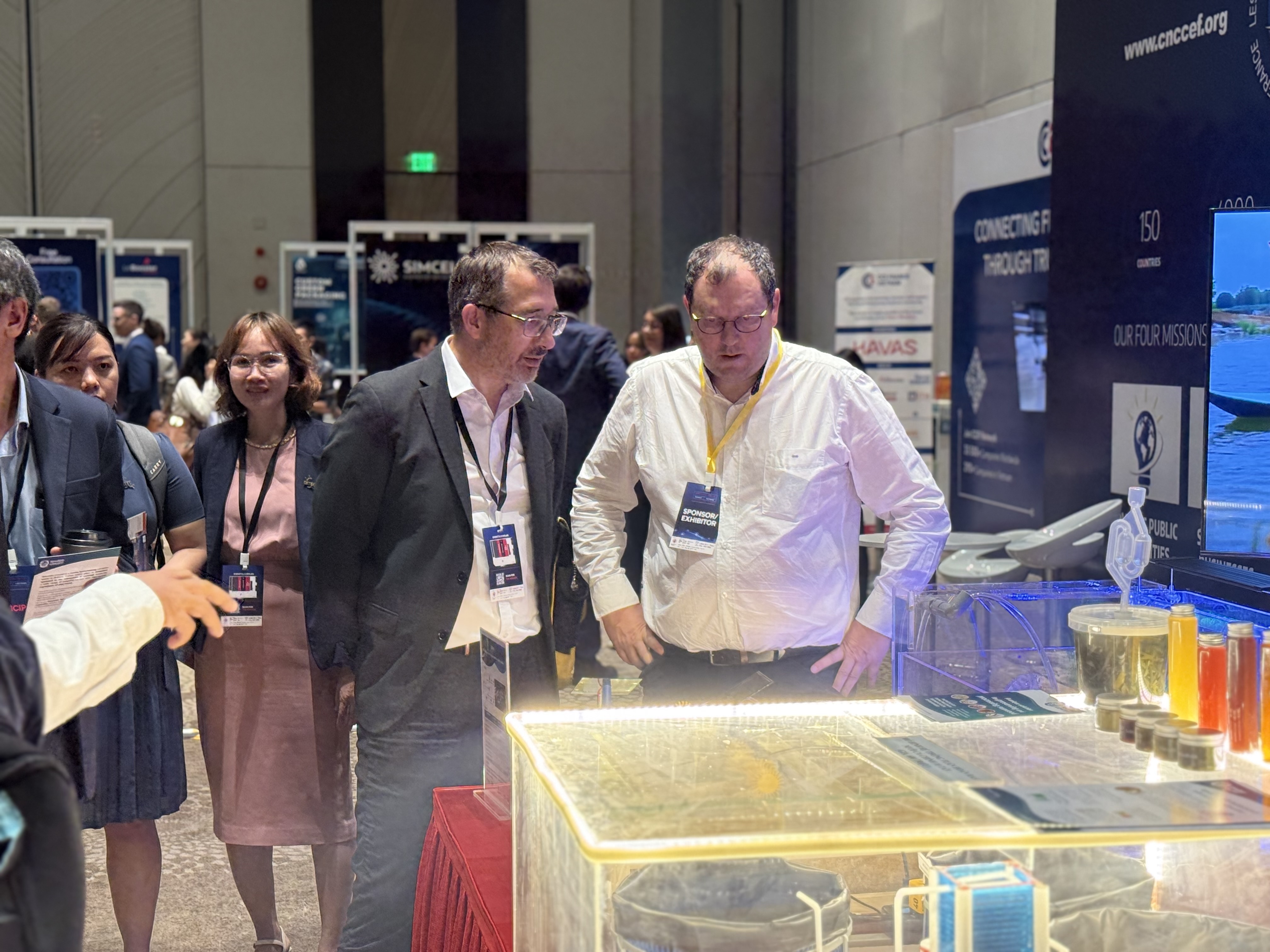 C&aacute;c đại biểu tham quan, trao đổi tại khu vực&nbsp; Startups Village trong khu&ocirc;n khổ sự kiện.