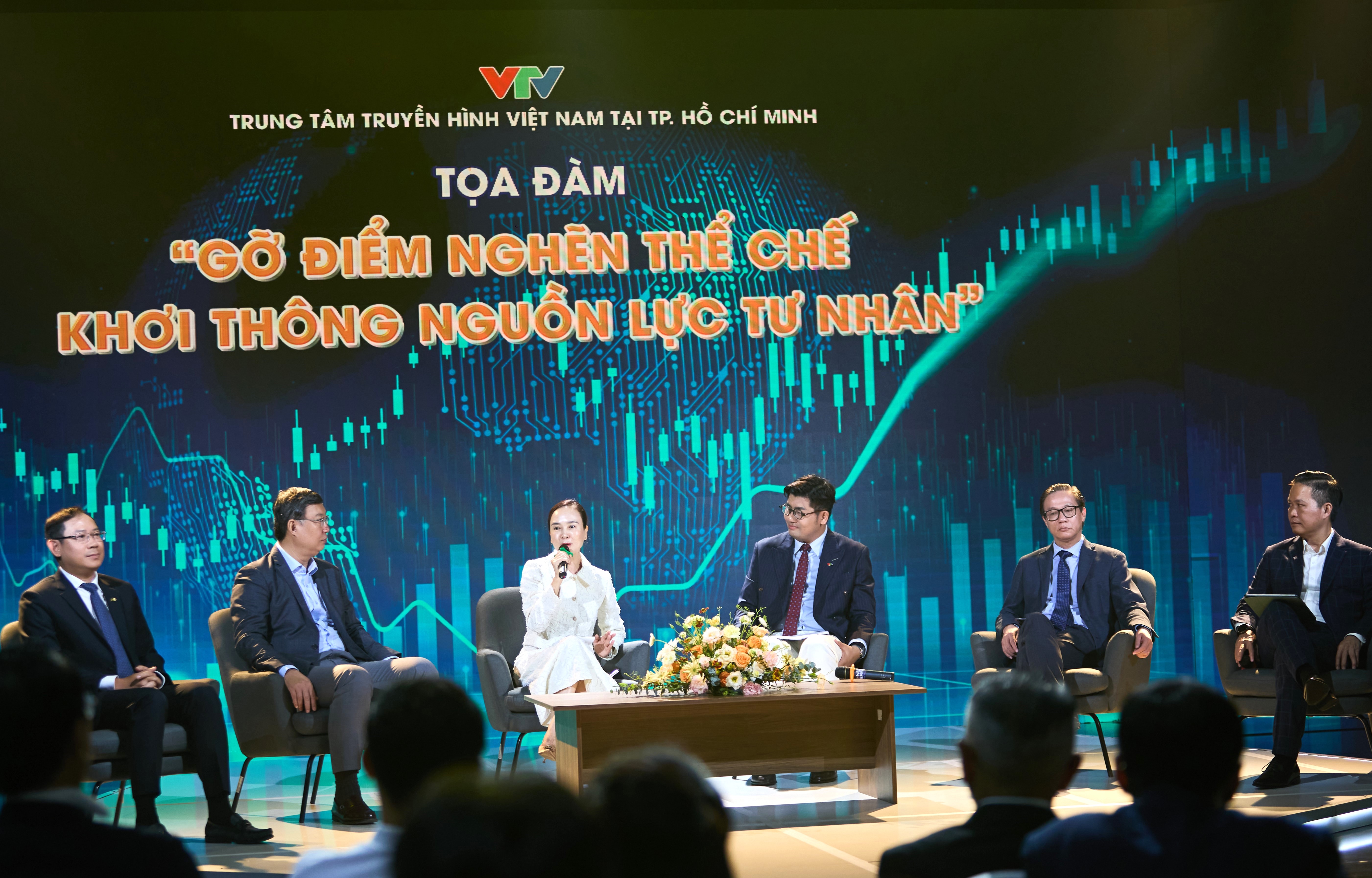 Tọa đàm "Gỡ điểm nghẽn thể chế - Khơi thông nguồn lực tư nhân" 