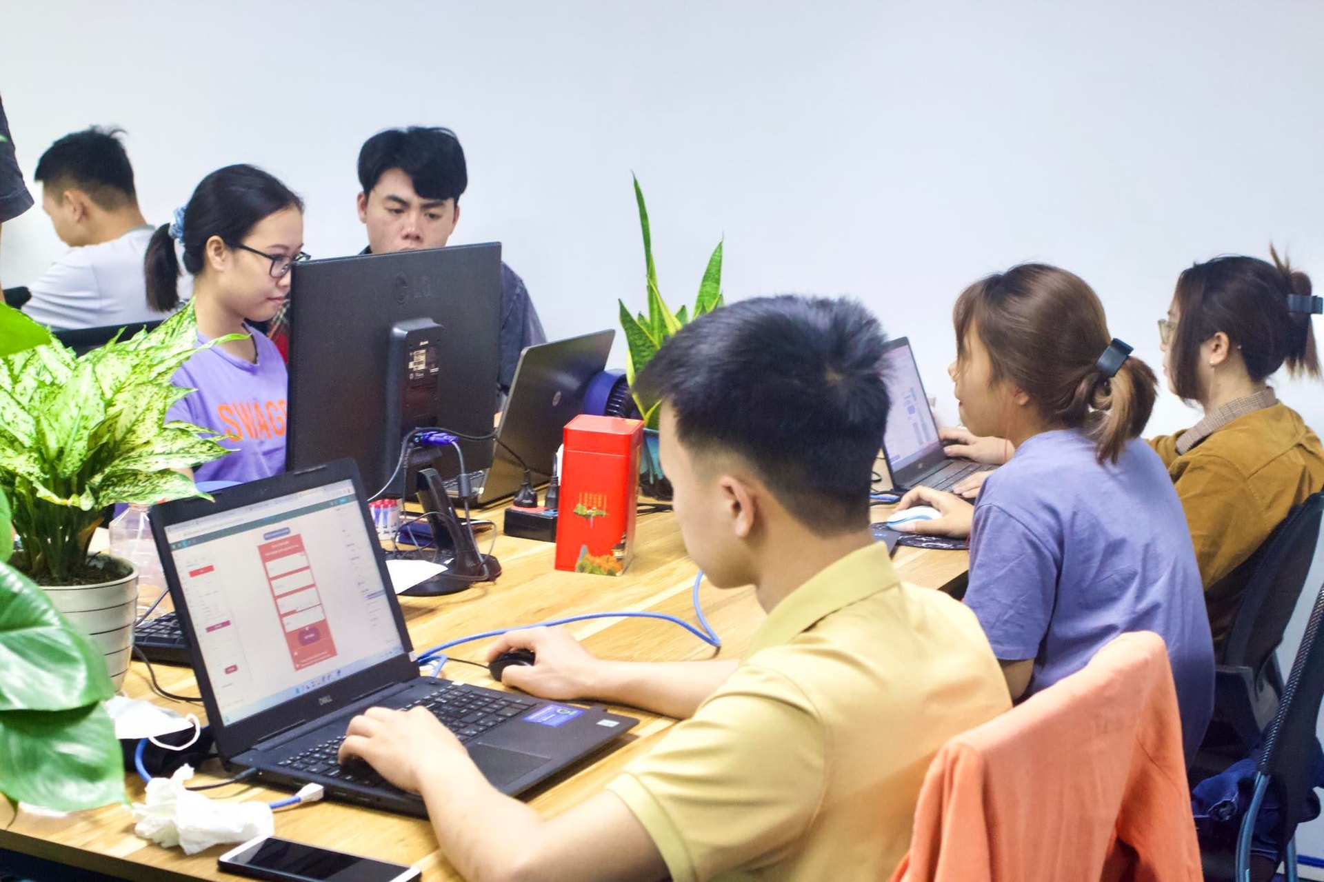 Nguồn nhân lực thương mại điện tử Việt Nam hiện nay vừa thiếu, vừa yếu. Ảnh minh họa.