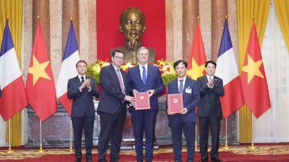 Vietnam, France sign cooperation agreements