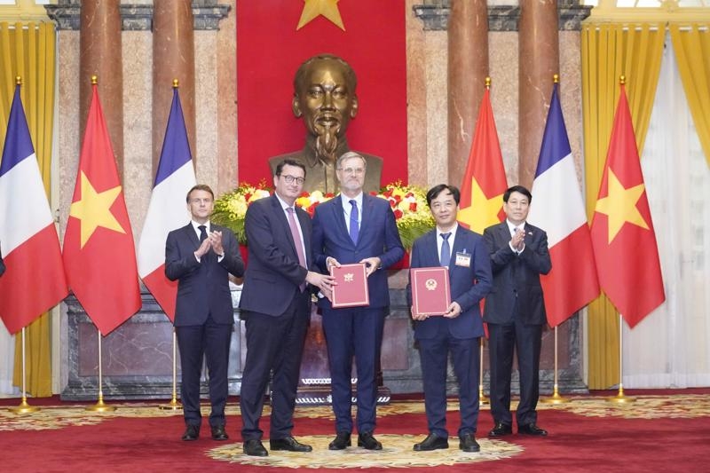 Vietnam, France sign cooperation agreements