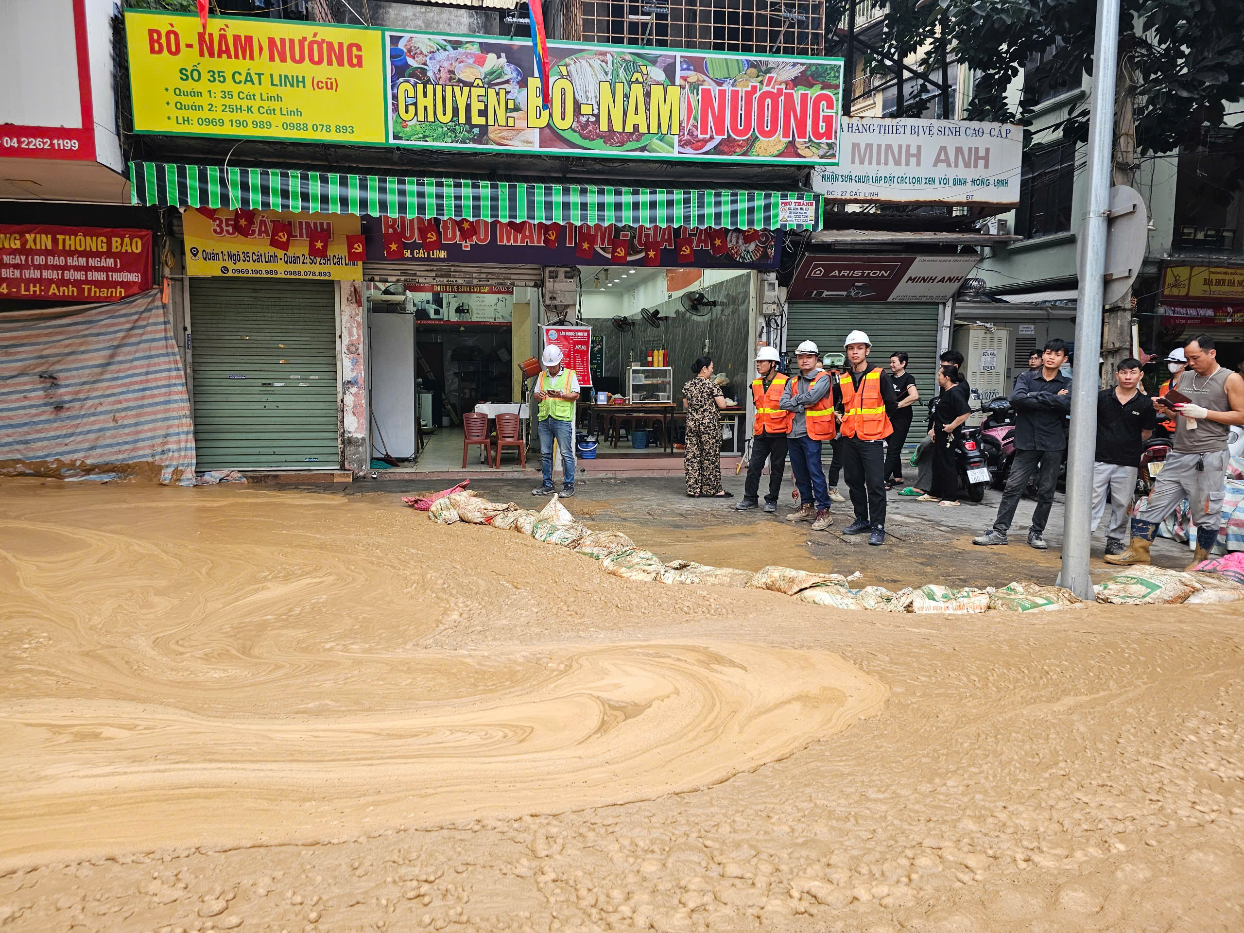 Ngay khi xảy ra sự cố lực lượng chức năng đ&atilde; c&oacute; mặt tại hiện trường.