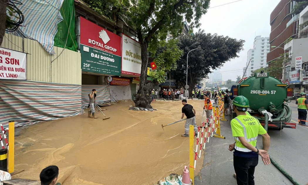 Khoảng 15 giờ ngày 27/5, xảy ra sự cố phun trào phụ gia khoan ngầm tuyến Metro Nhổn-Ga Hà Nội tại đường Cát Linh.