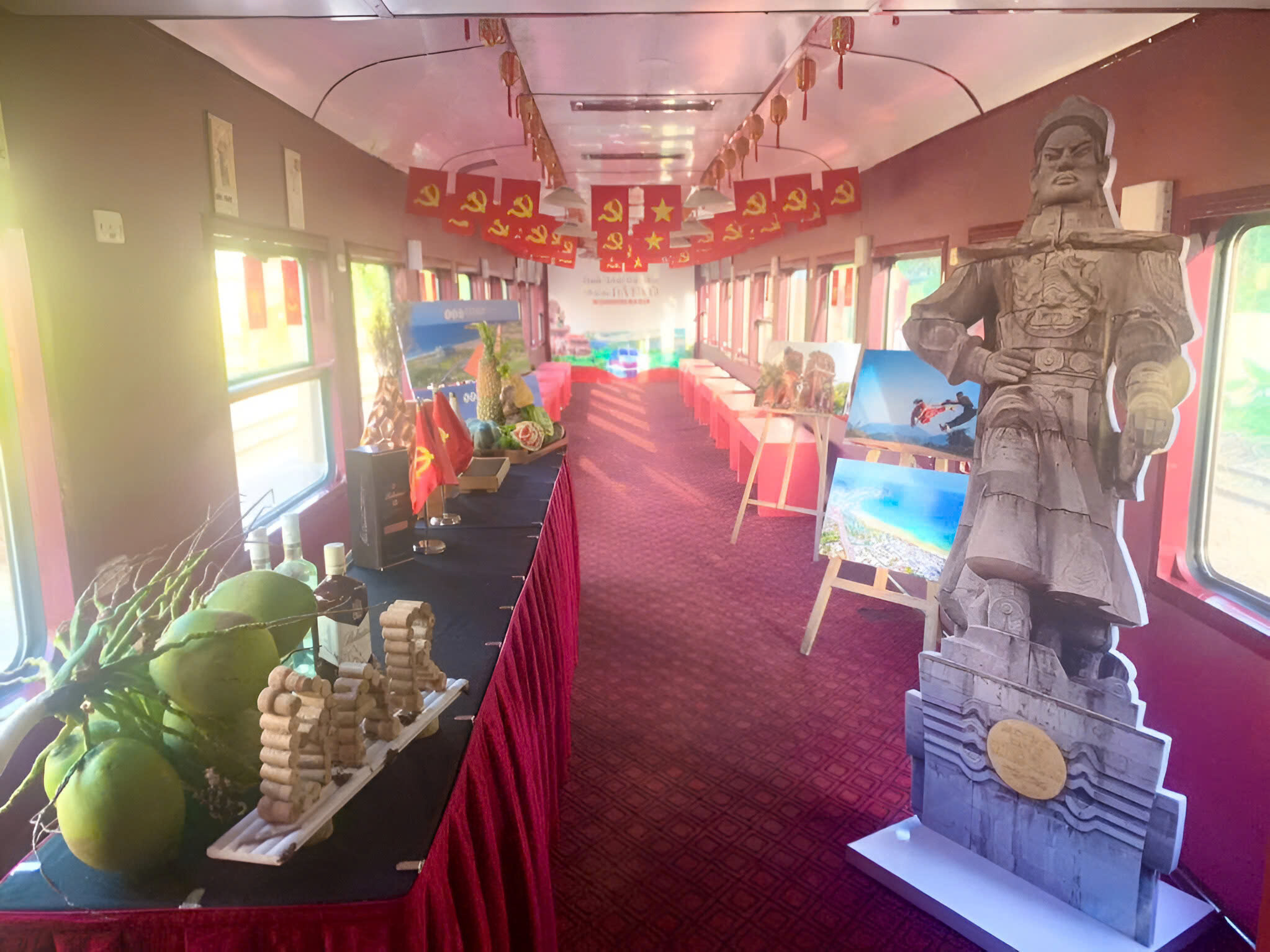 Nội thất trong toa tàu Văn hoá - Giáo dục được chạy trên chuyến tàu "Về Miền đất võ".
