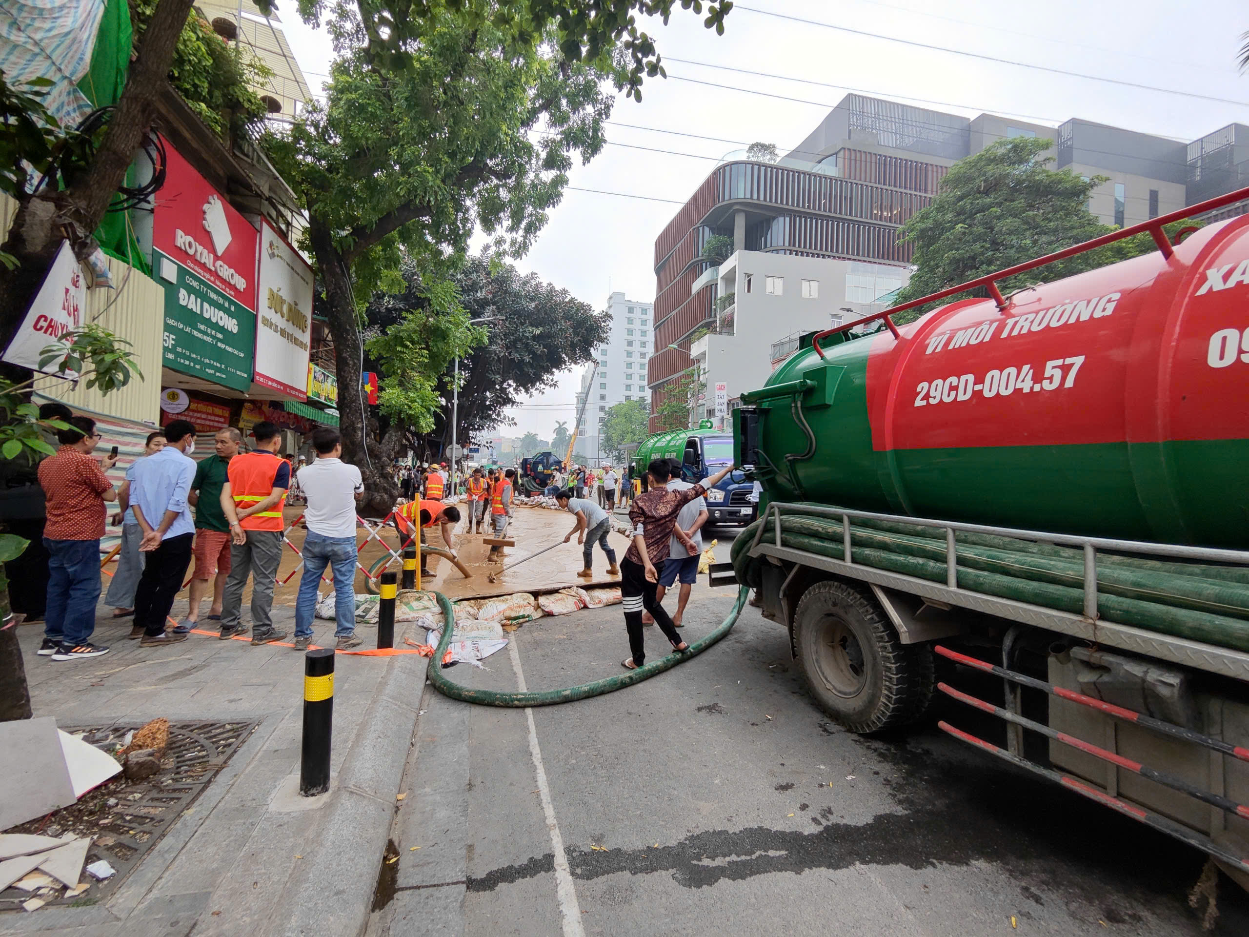 Nhiều trang thiết bị được huy động để nhanh chóng khắc phục sự cố.